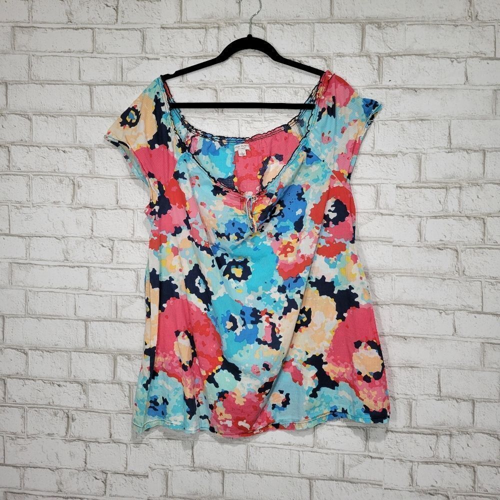Liz Lange Maternity super cute floral top